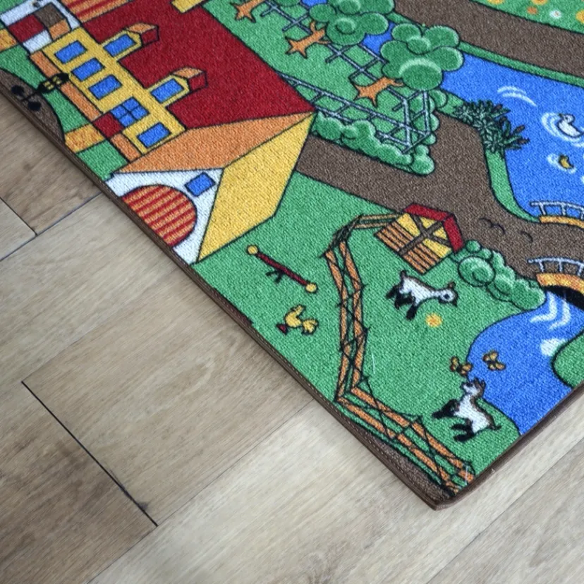 Legetæppe - Bondegård - 140 x 200 cm>